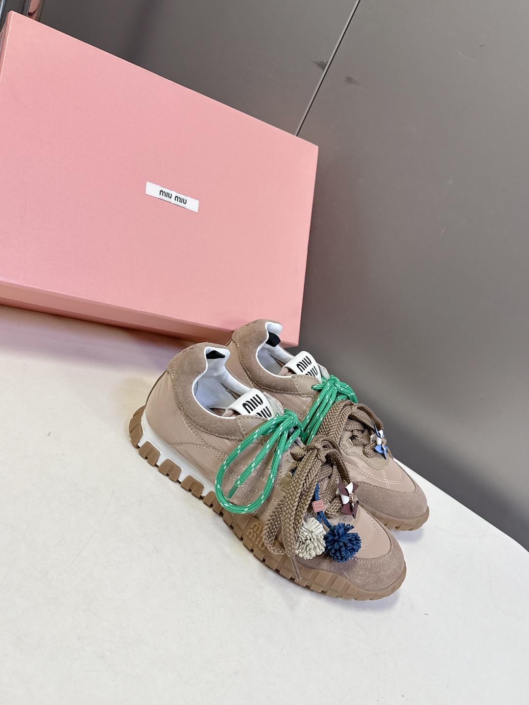 带扣子 MiuMiu缪缪春夏秀款 饼干鞋 阿甘鞋休闲运动鞋专柜RMB9000购入开发 miumiu最新爆
