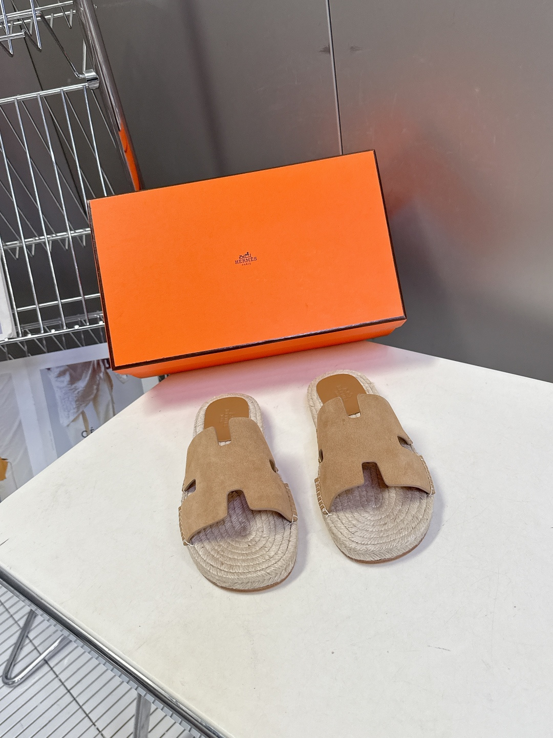 NO:748056,HERMES Antigua espadrilles, the latest couple model for spring and summer. H slippers. There are many celebrities and Internet celebrities. They are a must-have in summer. Suede goatskin espadrilles are casual, comfortable and full of high-end feeling. They are equipped with braided rope soles and 'H' shaped uppers. They have a full sense of brand value. Create a leisurely seaside vacation style. Italian genuine leather outsole. Size female 35-40 male 39-46 (45  46 customization (non-refundable), slippers, hermes, hermes, slippers, espadrilles, sheepskin, chamois leather, Leather soles19860909HERMES爱马仕春夏最新情侣款Antigua草编鞋 H拖鞋超多明星网红种草 夏天必备 麂皮山羊皮草编鞋 随意舒适高级感满满 搭配编绳鞋底,“H”型鞋面 品牌价值感拉满 打造悠闲海边度假造型意大利真皮大底Size女35-40 男39-46（45 46定制不退换）,拖鞋,hermes,hermes,slippers,espadrilles,sheepskin,chamois leather,Leather soles,Women's Shoes