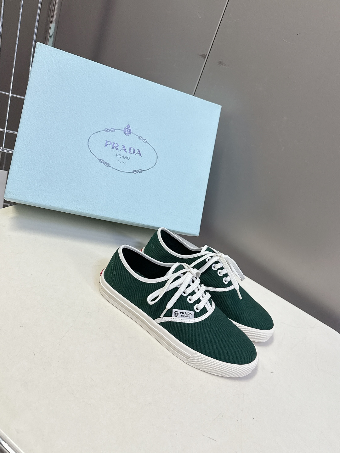 PRADA普拉达2026春夏最新走秀款复古休闲鞋 帆布鞋 超多明星时尚博主种草 走秀款 复古感时髦满满 