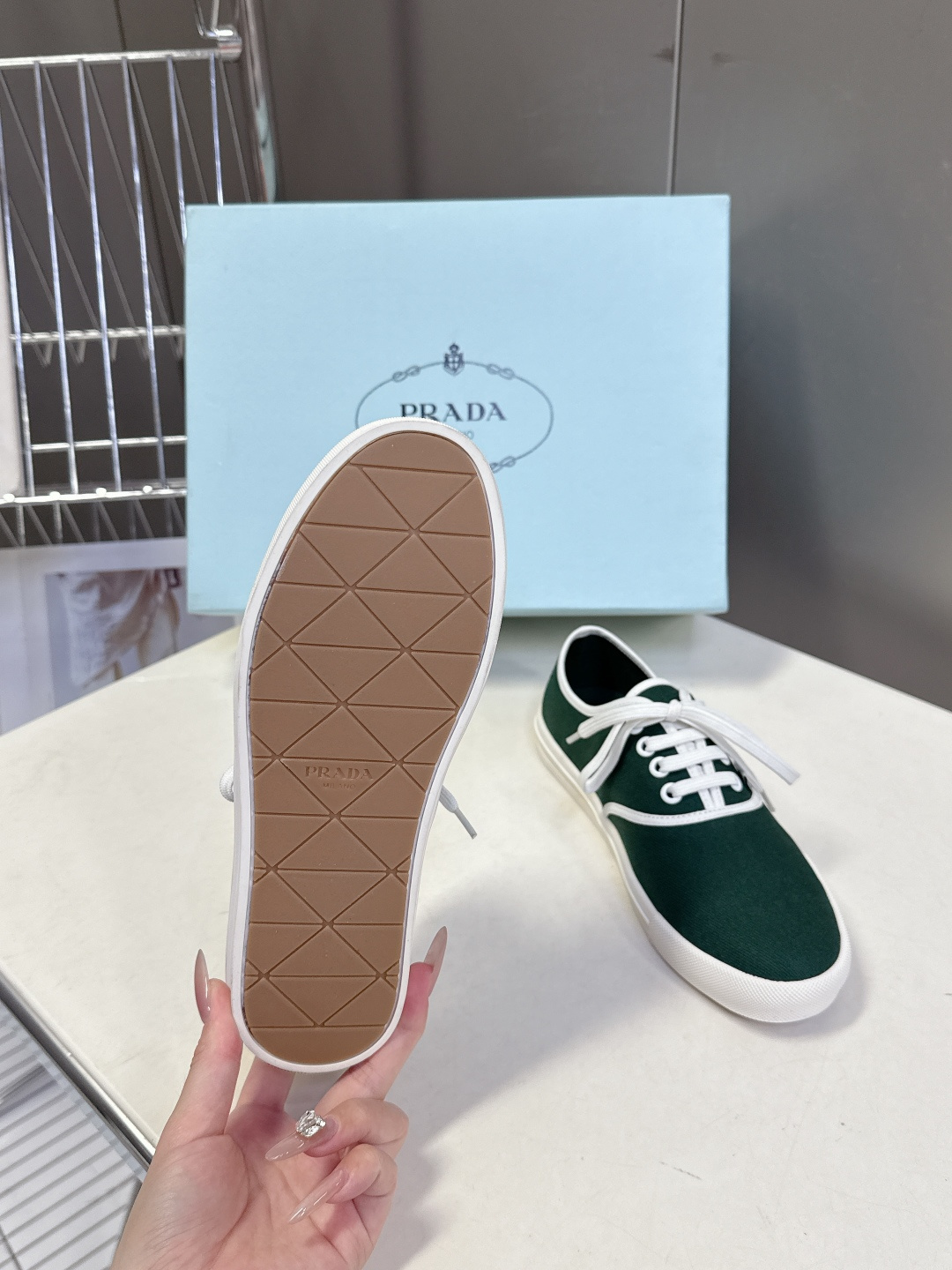PRADA普拉达2026春夏最新走秀款复古休闲鞋 帆布鞋 超多明星时尚博主种草 走秀款 复古感时髦满满 