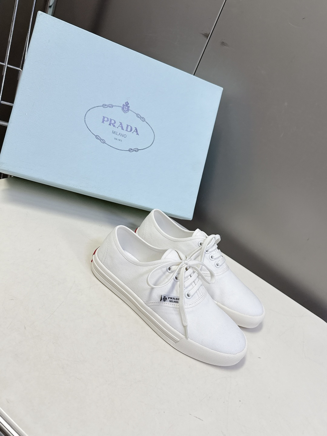 PRADA普拉达2026春夏最新走秀款复古休闲鞋 帆布鞋 超多明星时尚博主种草 走秀款 复古感时髦满满 