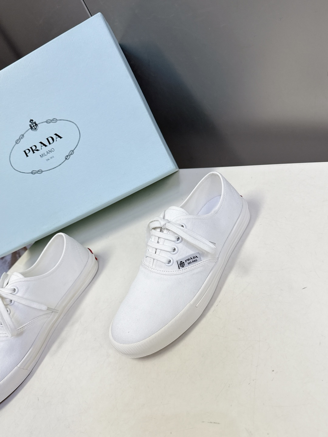 PRADA普拉达2026春夏最新走秀款复古休闲鞋 帆布鞋 超多明星时尚博主种草 走秀款 复古感时髦满满 