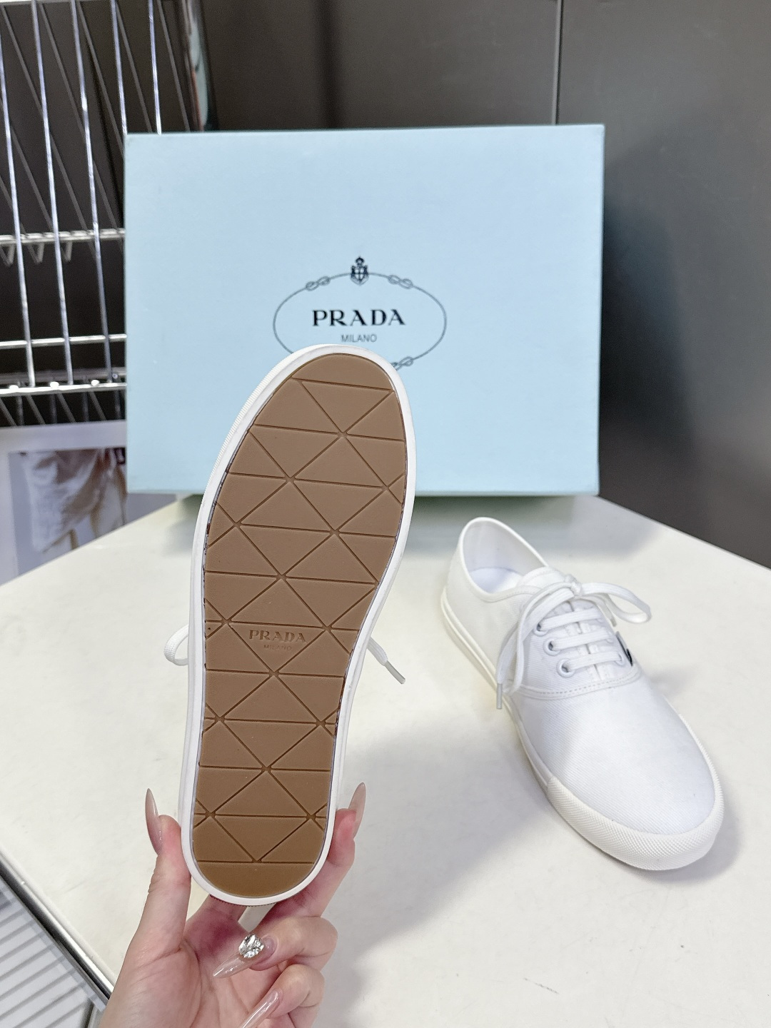 PRADA普拉达2026春夏最新走秀款复古休闲鞋 帆布鞋 超多明星时尚博主种草 走秀款 复古感时髦满满 
