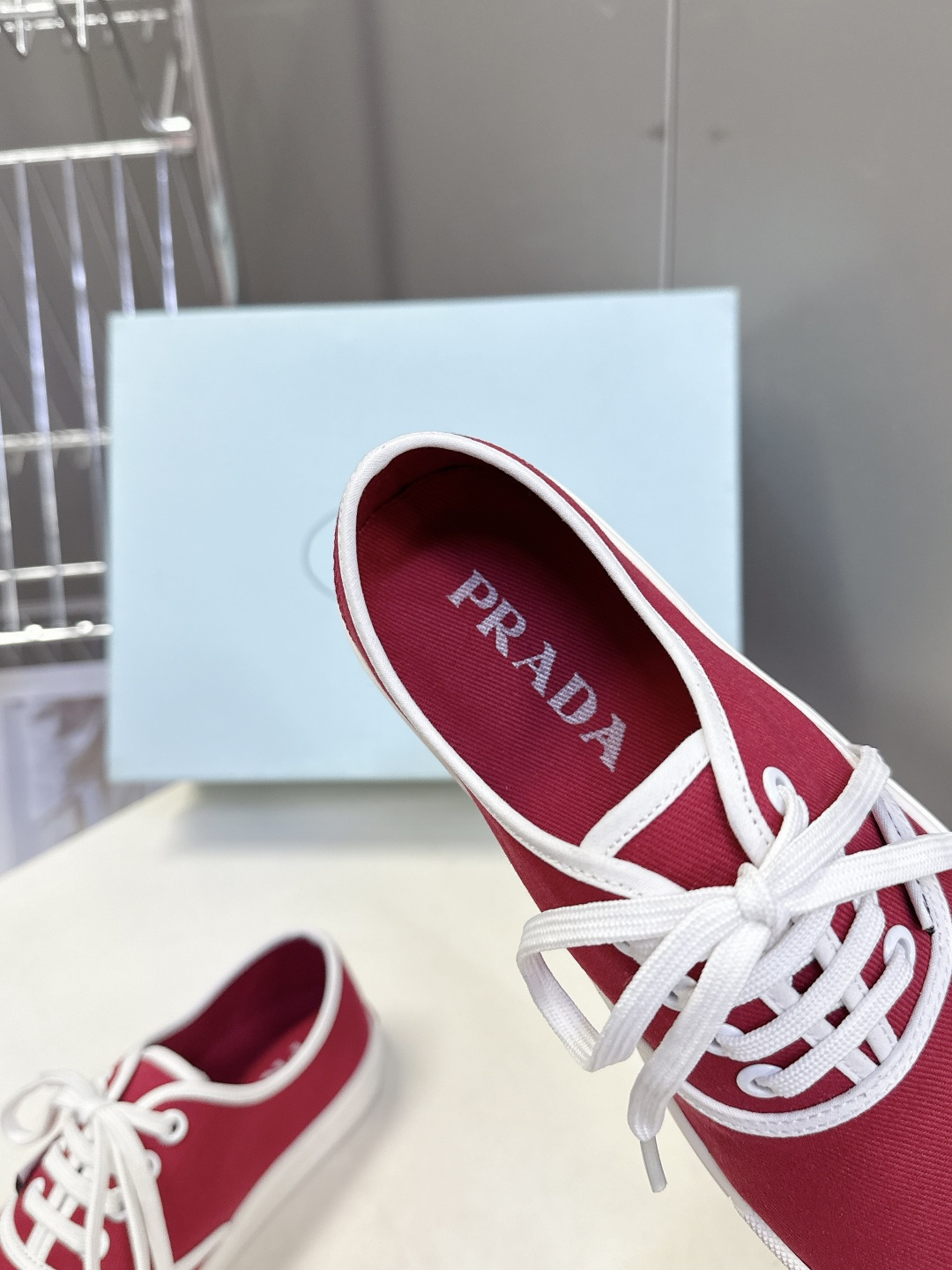 PRADA普拉达2026春夏最新走秀款复古休闲鞋 帆布鞋 超多明星时尚博主种草 走秀款 复古感时髦满满 