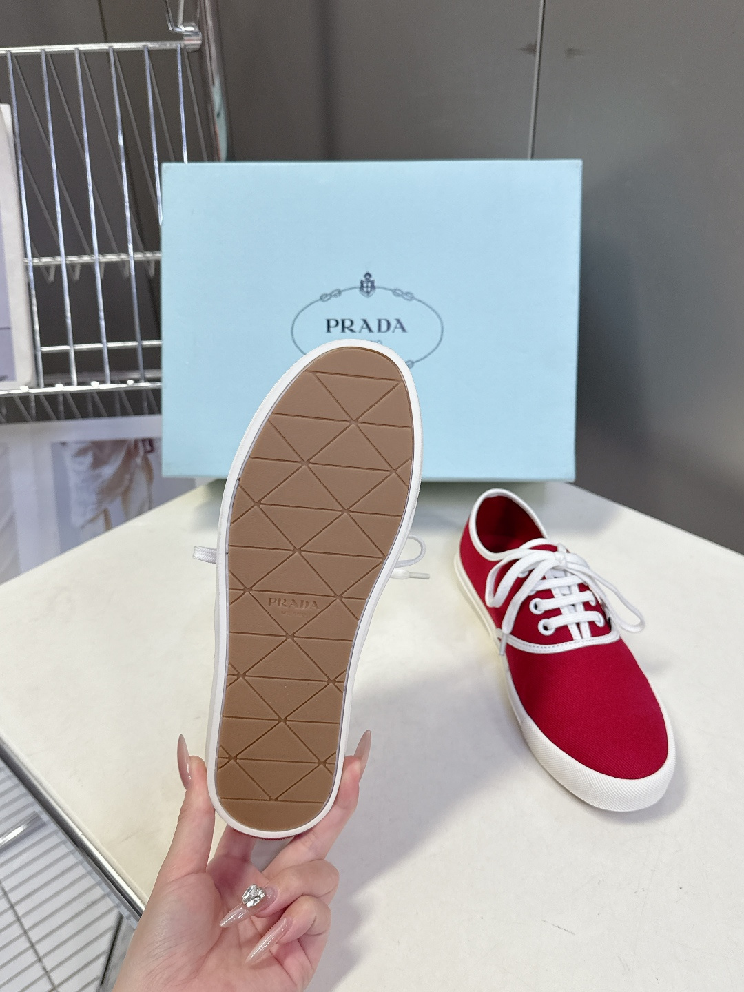 PRADA普拉达2026春夏最新走秀款复古休闲鞋 帆布鞋 超多明星时尚博主种草 走秀款 复古感时髦满满 