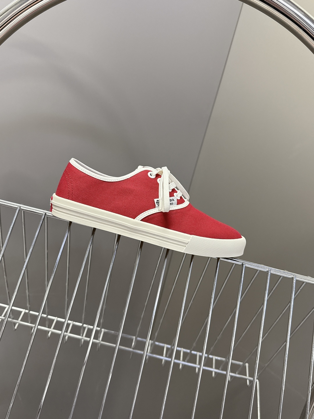 PRADA普拉达2026春夏最新走秀款复古休闲鞋 帆布鞋 超多明星时尚博主种草 走秀款 复古感时髦满满 