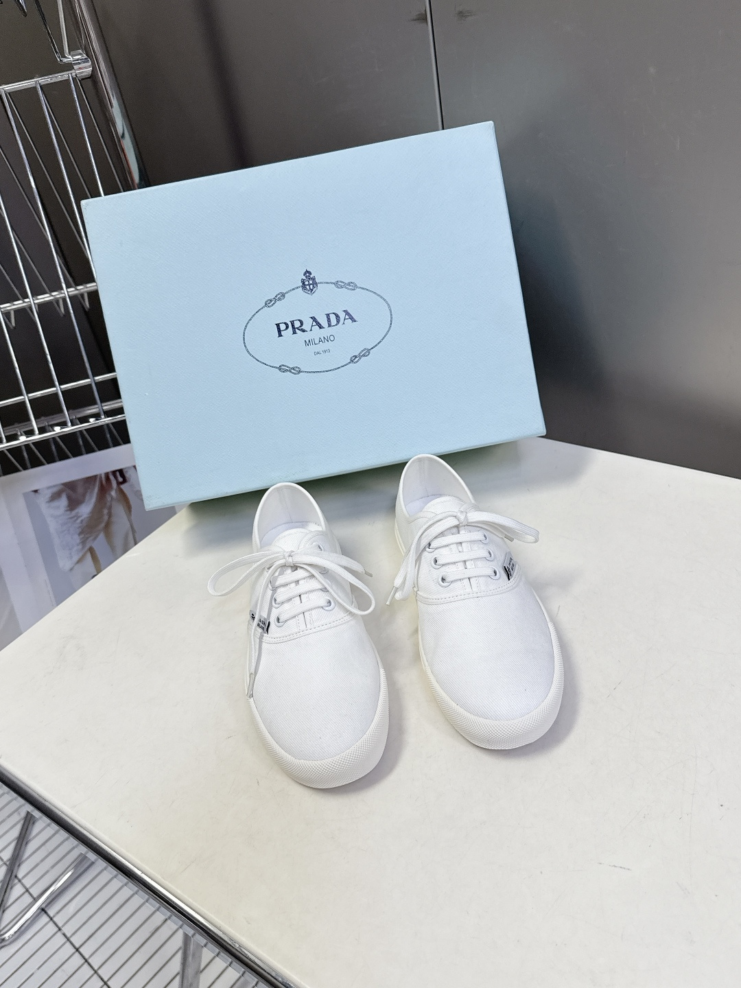 PRADA普拉达2026春夏最新走秀款复古休闲鞋 帆布鞋 超多明星时尚博主种草 走秀款 复古感时髦满满 