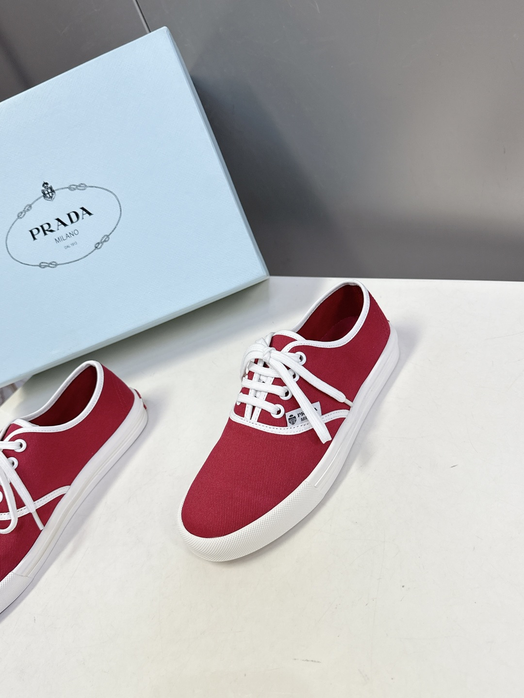 PRADA普拉达2026春夏最新走秀款复古休闲鞋 帆布鞋 超多明星时尚博主种草 走秀款 复古感时髦满满 