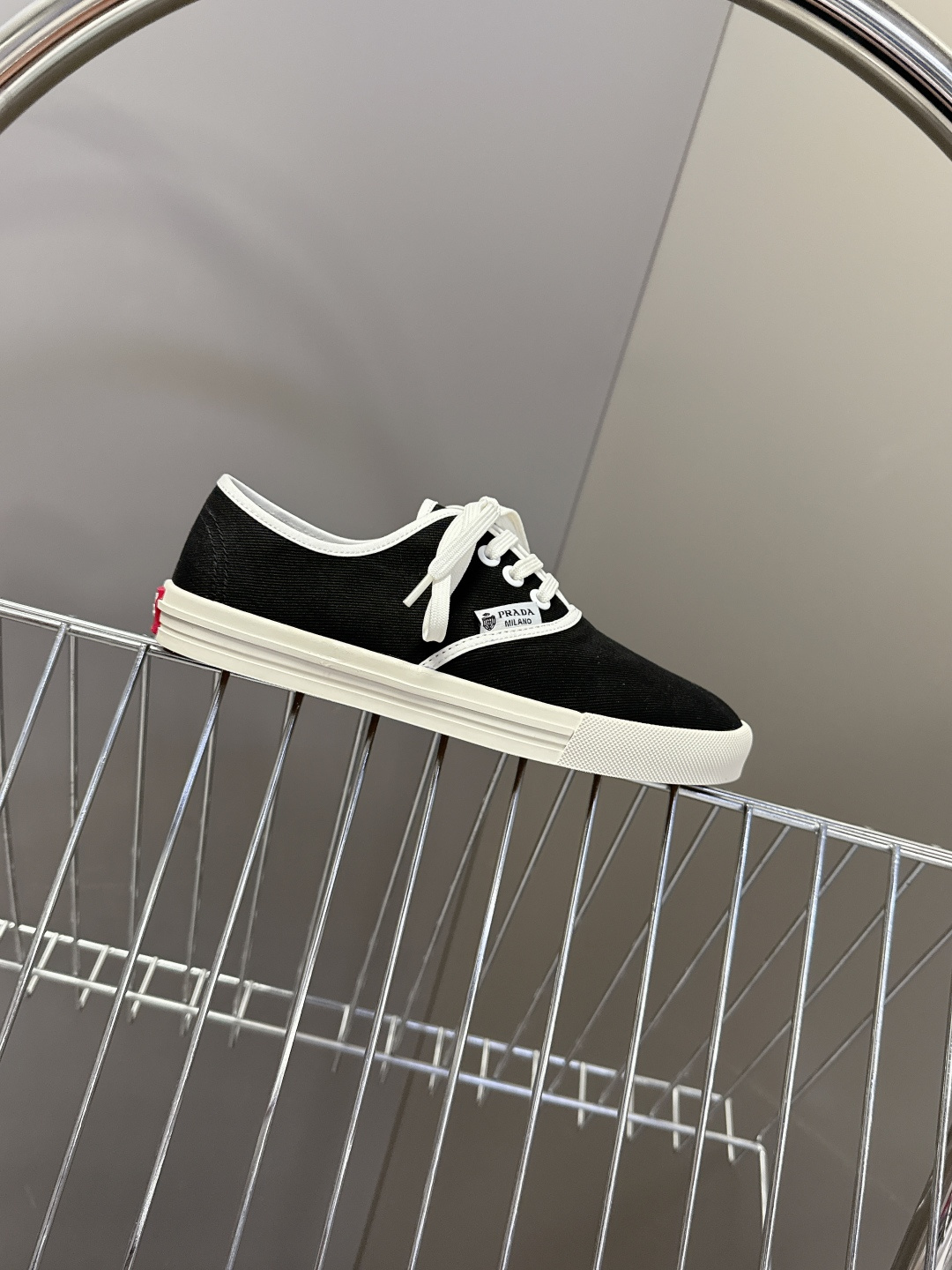 PRADA普拉达2026春夏最新走秀款复古休闲鞋 帆布鞋 超多明星时尚博主种草 走秀款 复古感时髦满满 