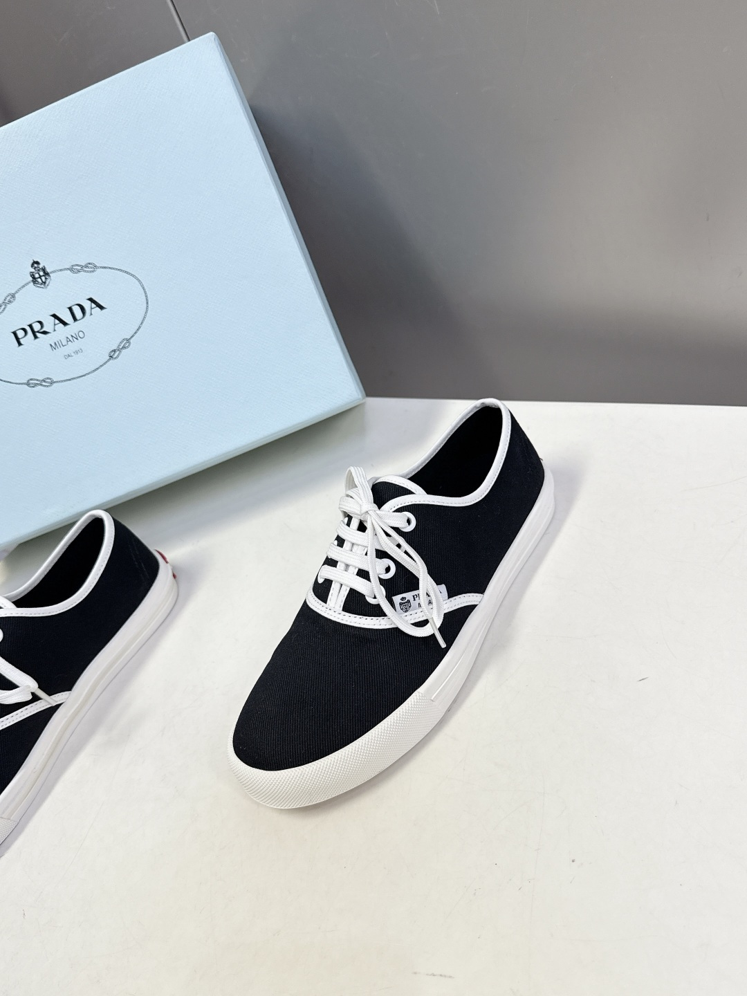 PRADA普拉达2026春夏最新走秀款复古休闲鞋 帆布鞋 超多明星时尚博主种草 走秀款 复古感时髦满满 