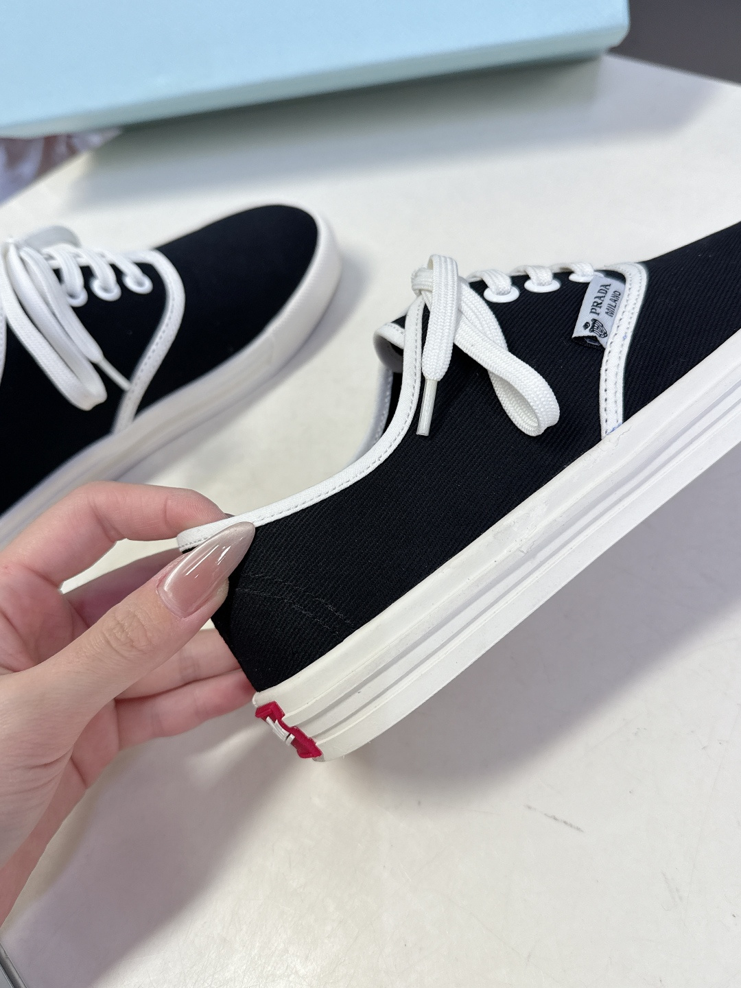 PRADA普拉达2026春夏最新走秀款复古休闲鞋 帆布鞋 超多明星时尚博主种草 走秀款 复古感时髦满满 