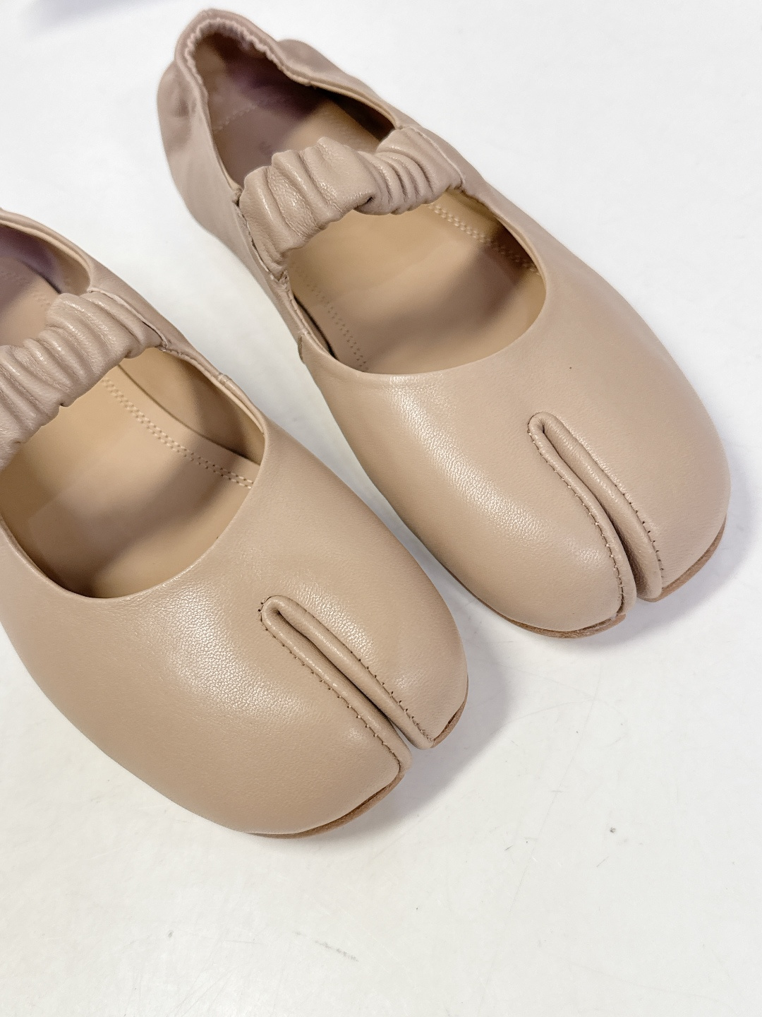 Maison Margiela·MM6马吉拉玛丽珍分趾鞋 芭蕾舞鞋 超多明星网红种草 MM6作为这两年最