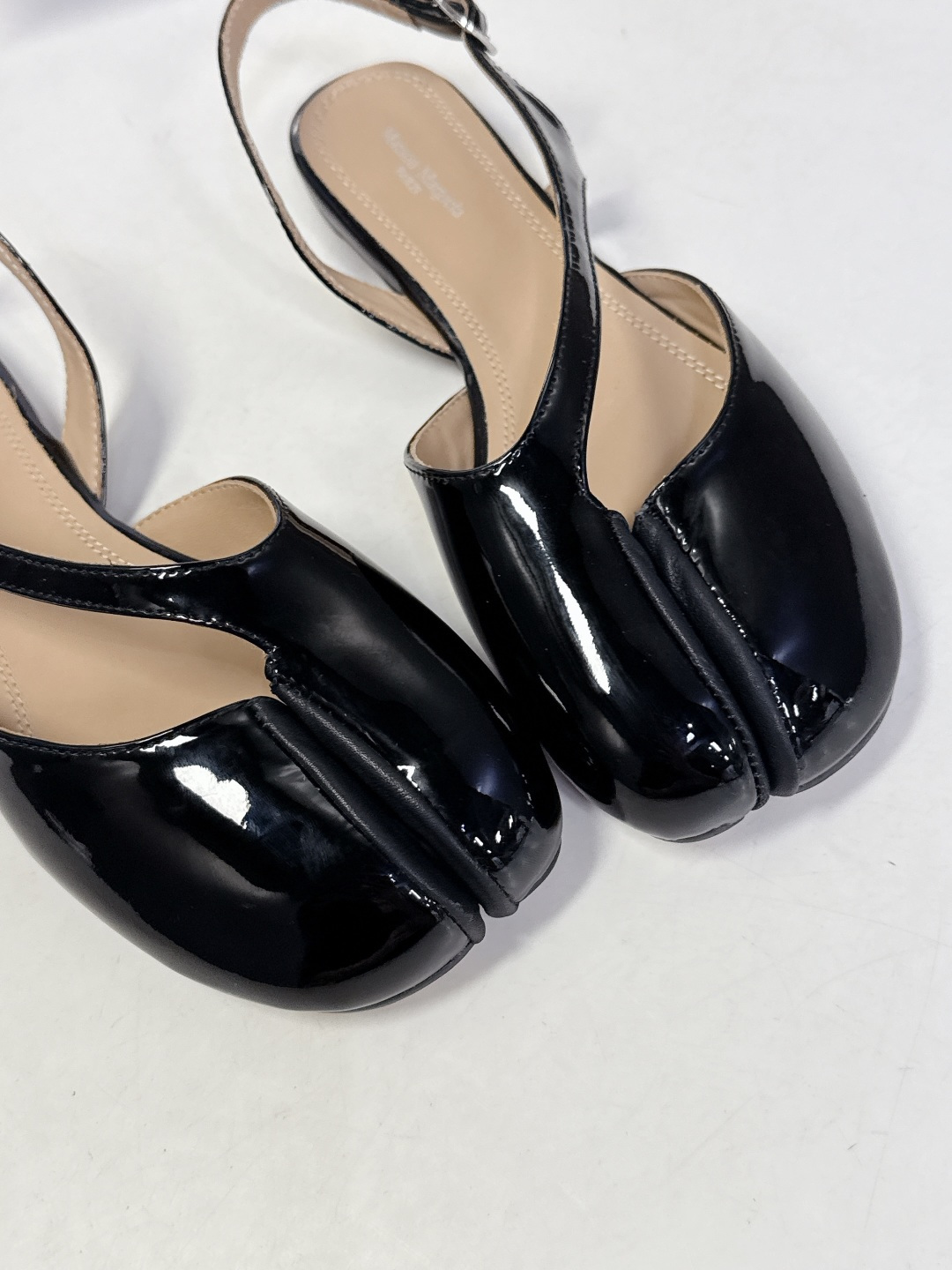 Maison Margiela·MM6马吉拉玛丽珍分趾鞋 超多明星网红种草 MM6作为这两年最受欢迎的鬼