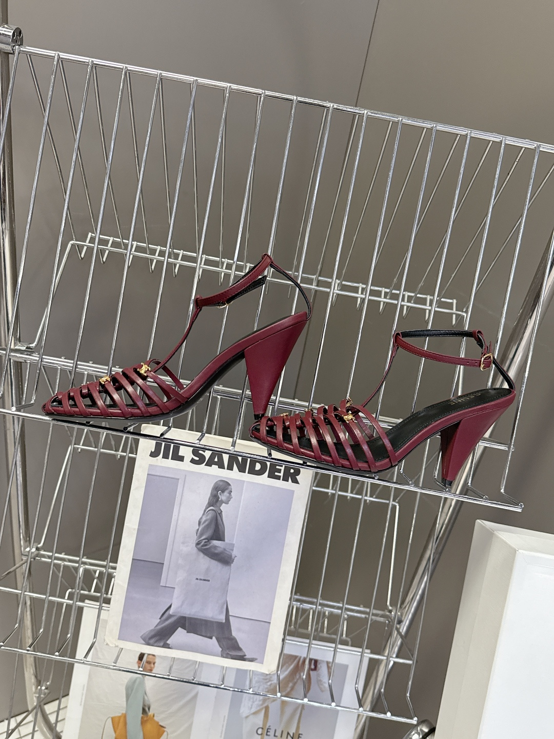 Celine春夏凯旋门时装鞋 柔美的露脚设计，脚踝绑带。上脚真的超级显瘦超级美 C家特定的精致凯旋门lo