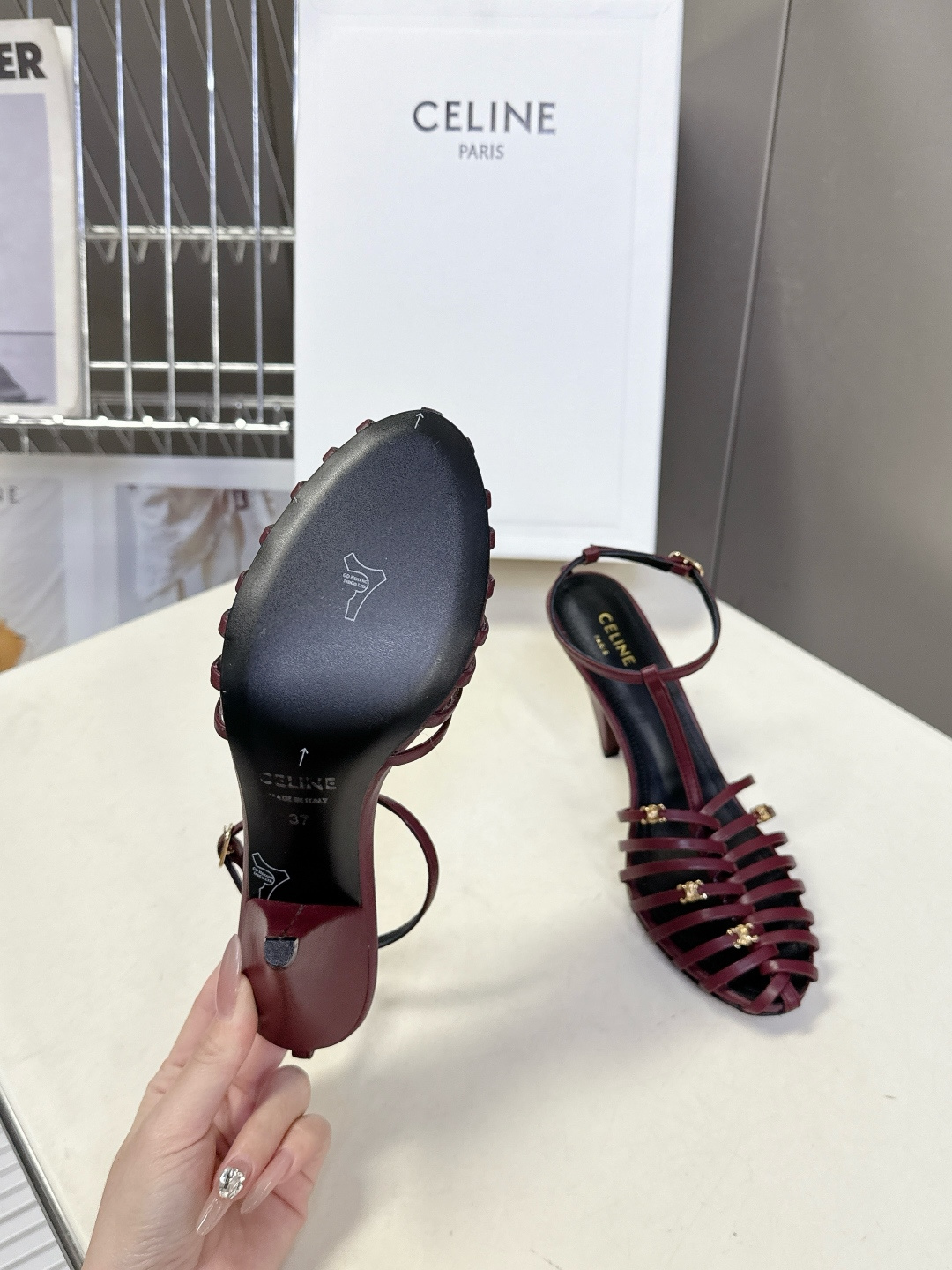Celine春夏凯旋门时装鞋 柔美的露脚设计，脚踝绑带。上脚真的超级显瘦超级美 C家特定的精致凯旋门lo
