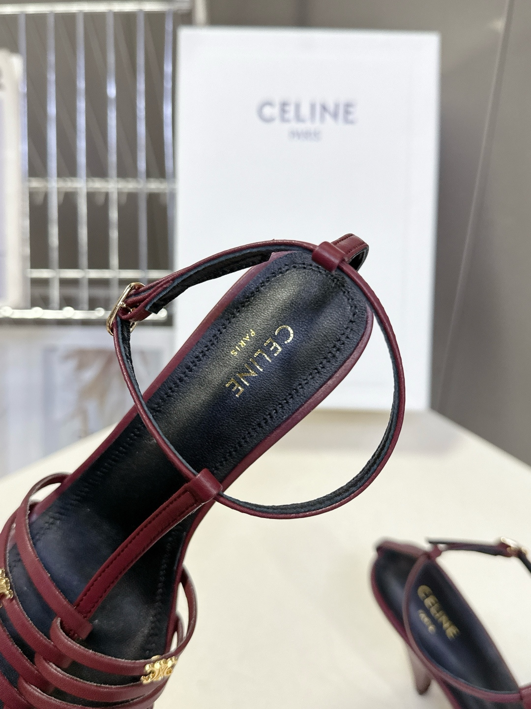 Celine春夏凯旋门时装鞋 柔美的露脚设计，脚踝绑带。上脚真的超级显瘦超级美 C家特定的精致凯旋门lo