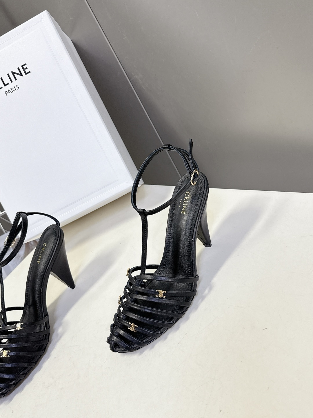 Celine春夏凯旋门时装鞋 柔美的露脚设计，脚踝绑带。上脚真的超级显瘦超级美 C家特定的精致凯旋门lo