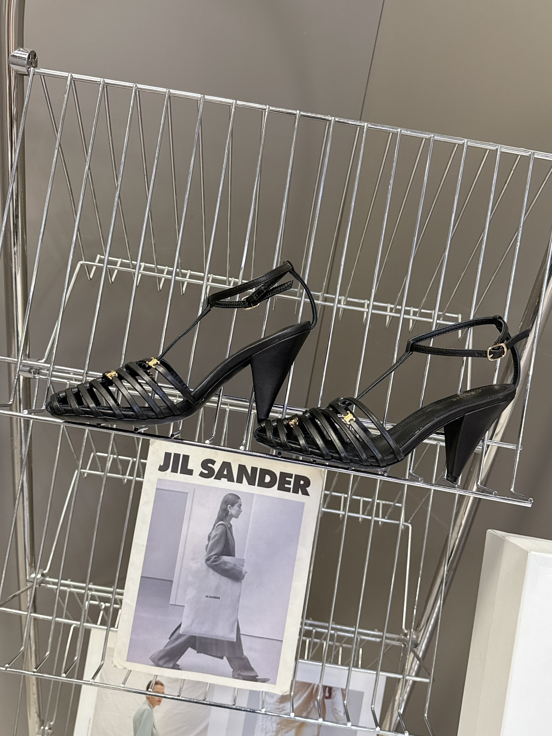 Celine春夏凯旋门时装鞋 柔美的露脚设计，脚踝绑带。上脚真的超级显瘦超级美 C家特定的精致凯旋门lo