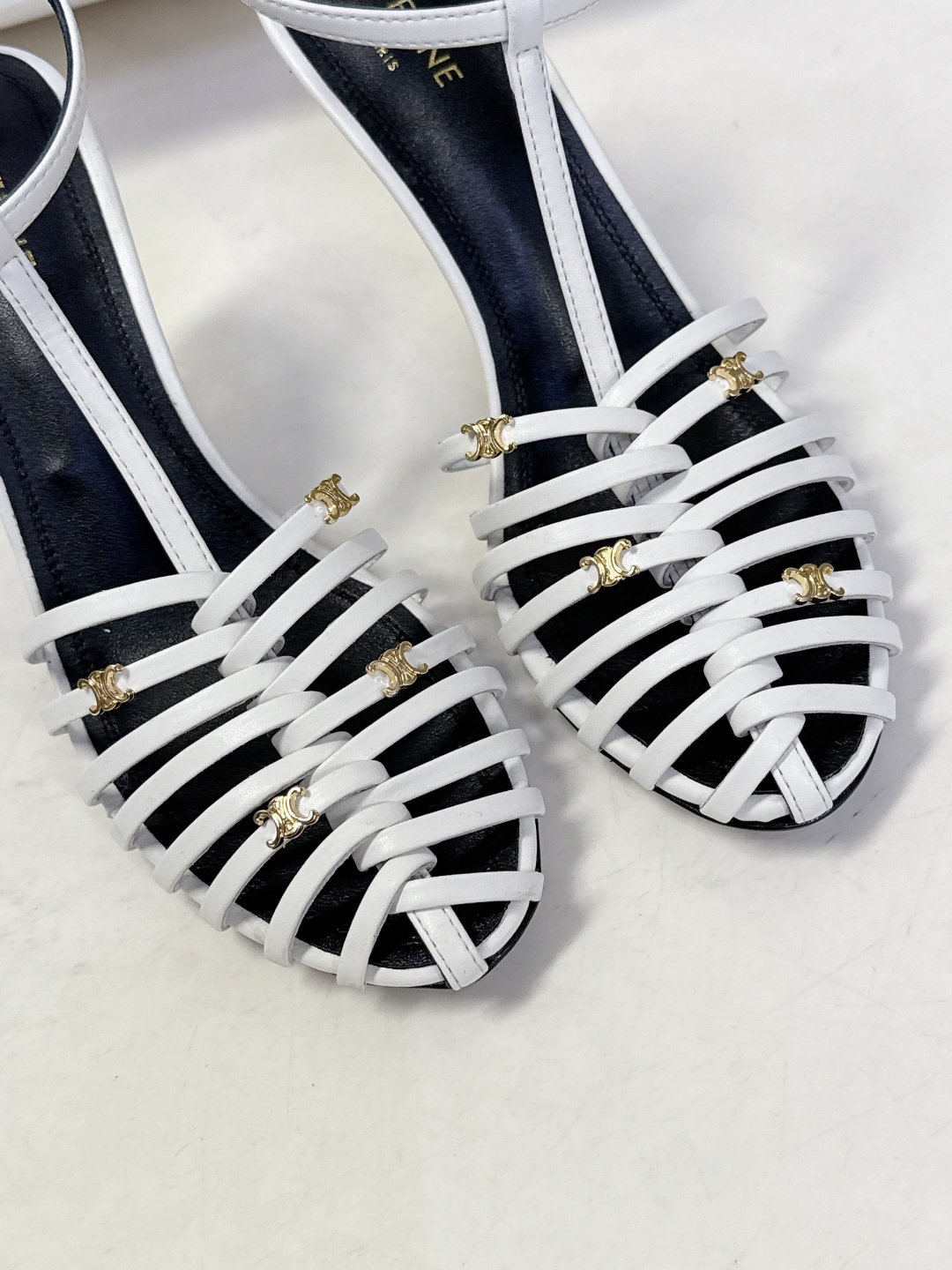 Celine春夏凯旋门时装鞋 柔美的露脚设计，脚踝绑带。上脚真的超级显瘦超级美 C家特定的精致凯旋门lo