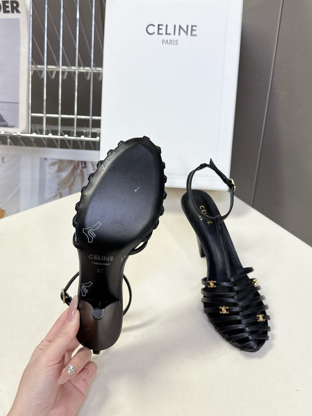 Celine春夏凯旋门时装鞋 柔美的露脚设计，脚踝绑带。上脚真的超级显瘦超级美 C家特定的精致凯旋门lo