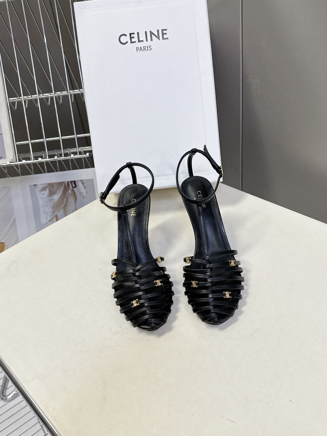 Celine春夏凯旋门时装鞋 柔美的露脚设计，脚踝绑带。上脚真的超级显瘦超级美 C家特定的精致凯旋门lo