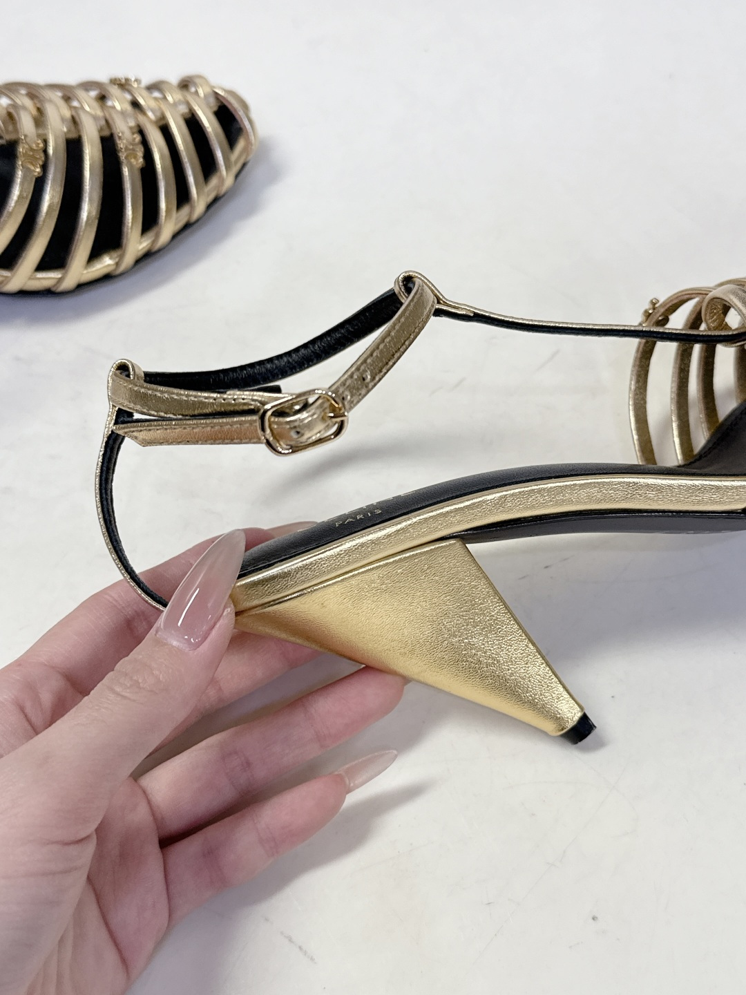 Celine春夏凯旋门时装鞋 柔美的露脚设计，脚踝绑带。上脚真的超级显瘦超级美 C家特定的精致凯旋门lo