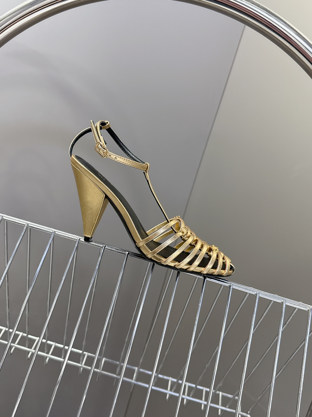 Celine春夏凯旋门时装鞋 柔美的露脚设计，脚踝绑带。上脚真的超级显瘦超级美 C家特定的精致凯旋门lo