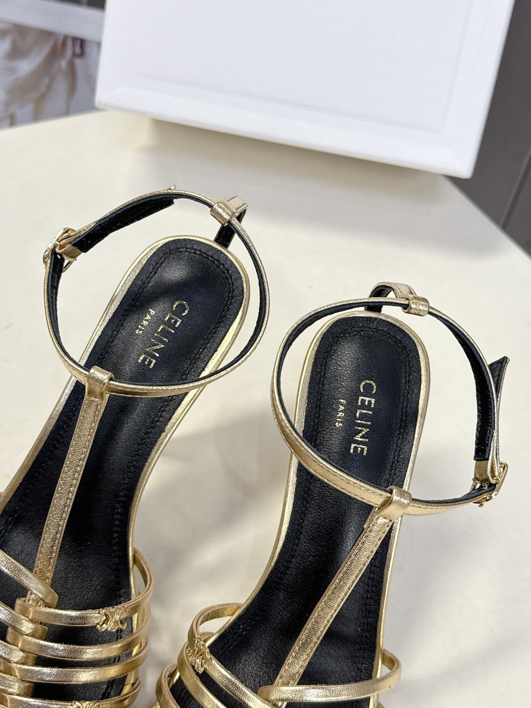 Celine春夏凯旋门时装鞋 柔美的露脚设计，脚踝绑带。上脚真的超级显瘦超级美 C家特定的精致凯旋门lo