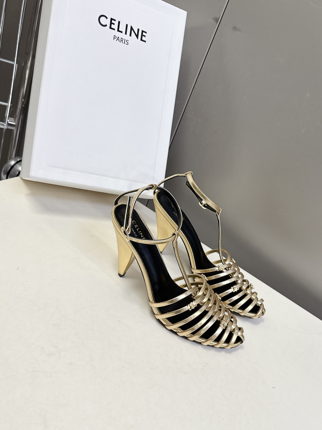 Celine春夏凯旋门时装鞋 柔美的露脚设计，脚踝绑带。上脚真的超级显瘦超级美 C家特定的精致凯旋门lo