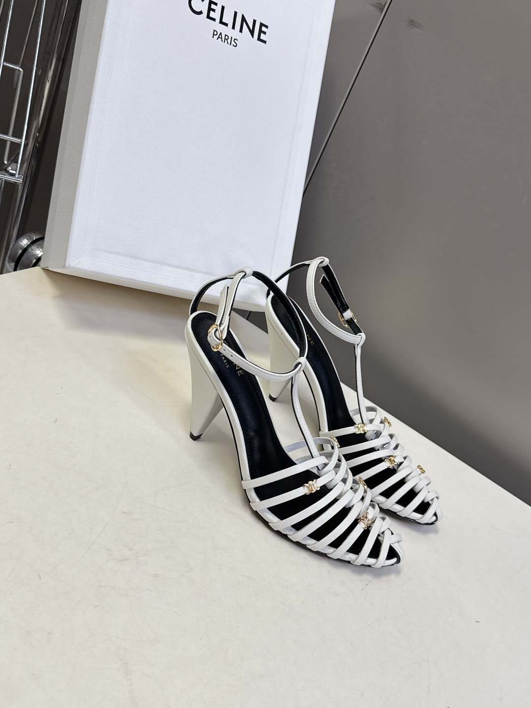 Celine春夏凯旋门时装鞋 柔美的露脚设计，脚踝绑带。上脚真的超级显瘦超级美 C家特定的精致凯旋门lo