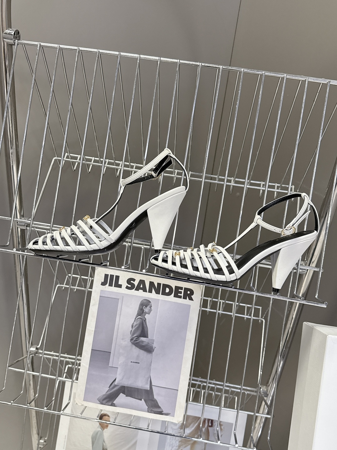 Celine春夏凯旋门时装鞋 柔美的露脚设计，脚踝绑带。上脚真的超级显瘦超级美 C家特定的精致凯旋门lo