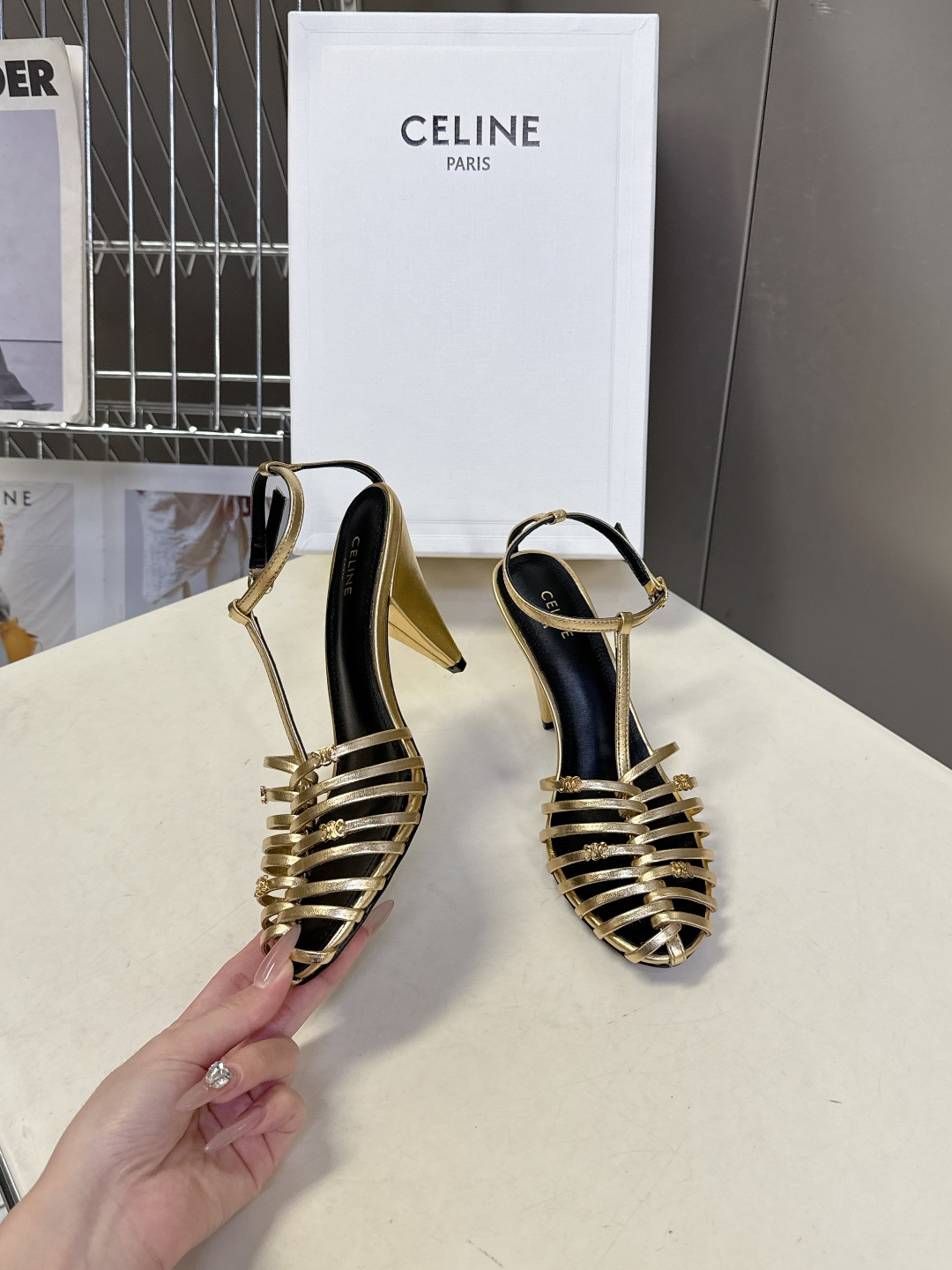 Celine春夏凯旋门时装鞋 柔美的露脚设计，脚踝绑带。上脚真的超级显瘦超级美 C家特定的精致凯旋门lo
