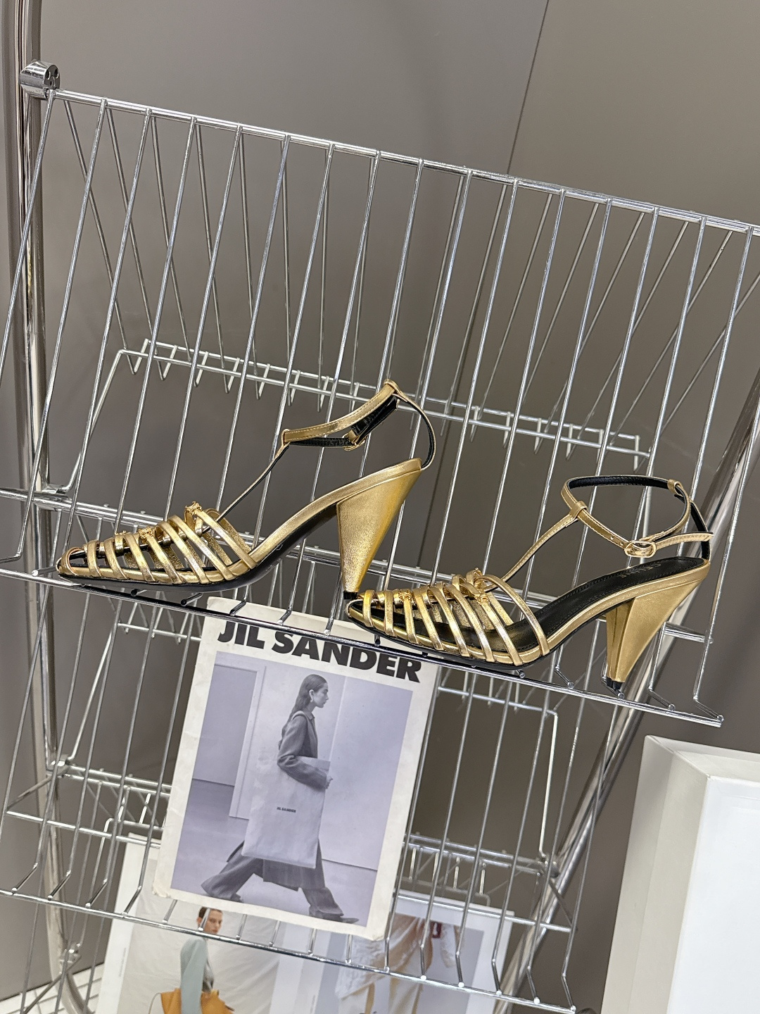 Celine春夏凯旋门时装鞋 柔美的露脚设计，脚踝绑带。上脚真的超级显瘦超级美 C家特定的精致凯旋门lo