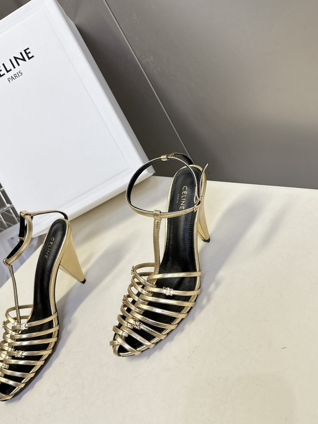 Celine春夏凯旋门时装鞋 柔美的露脚设计，脚踝绑带。上脚真的超级显瘦超级美 C家特定的精致凯旋门lo