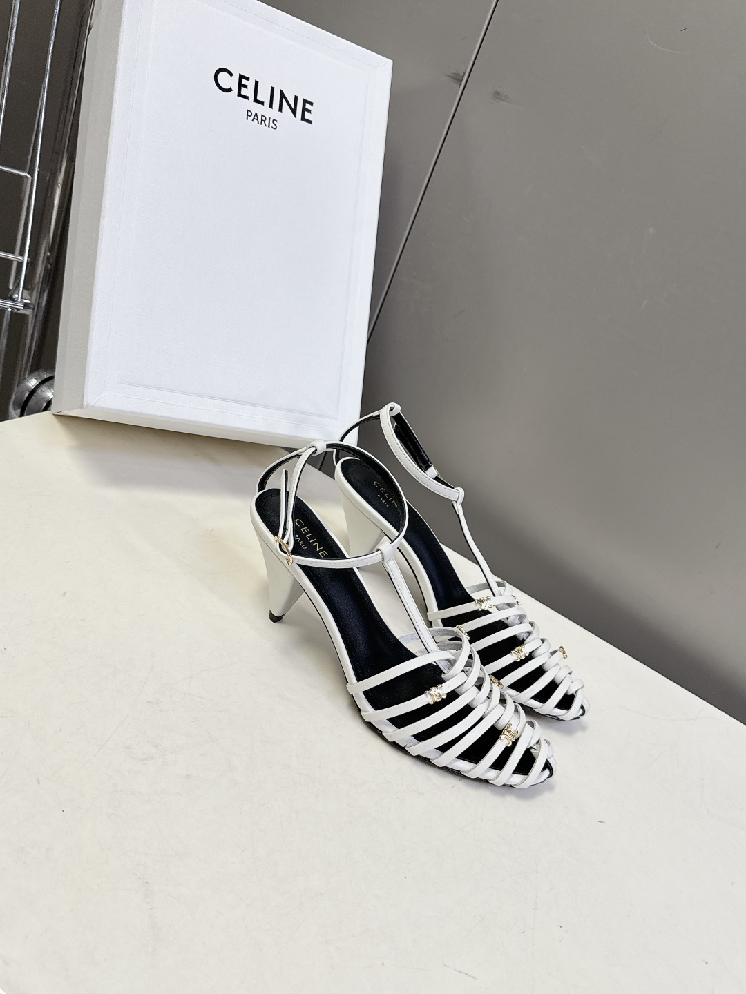 Celine春夏凯旋门时装鞋 柔美的露脚设计，脚踝绑带。上脚真的超级显瘦超级美 C家特定的精致凯旋门lo