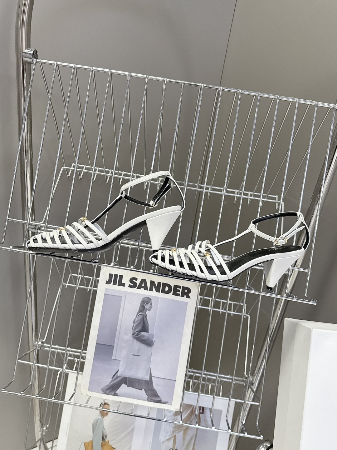 Celine春夏凯旋门时装鞋 柔美的露脚设计，脚踝绑带。上脚真的超级显瘦超级美 C家特定的精致凯旋门lo