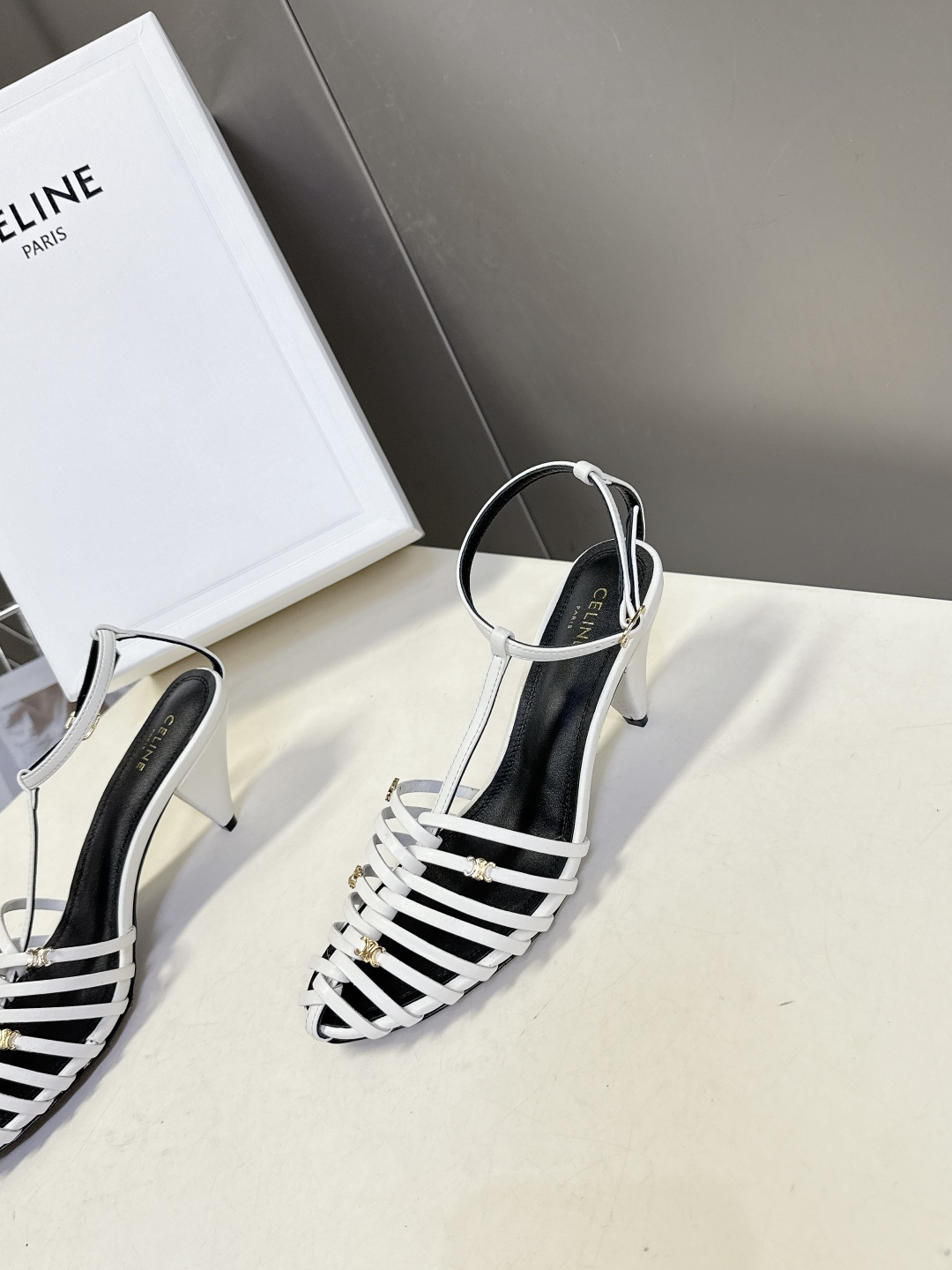 Celine春夏凯旋门时装鞋 柔美的露脚设计，脚踝绑带。上脚真的超级显瘦超级美 C家特定的精致凯旋门lo