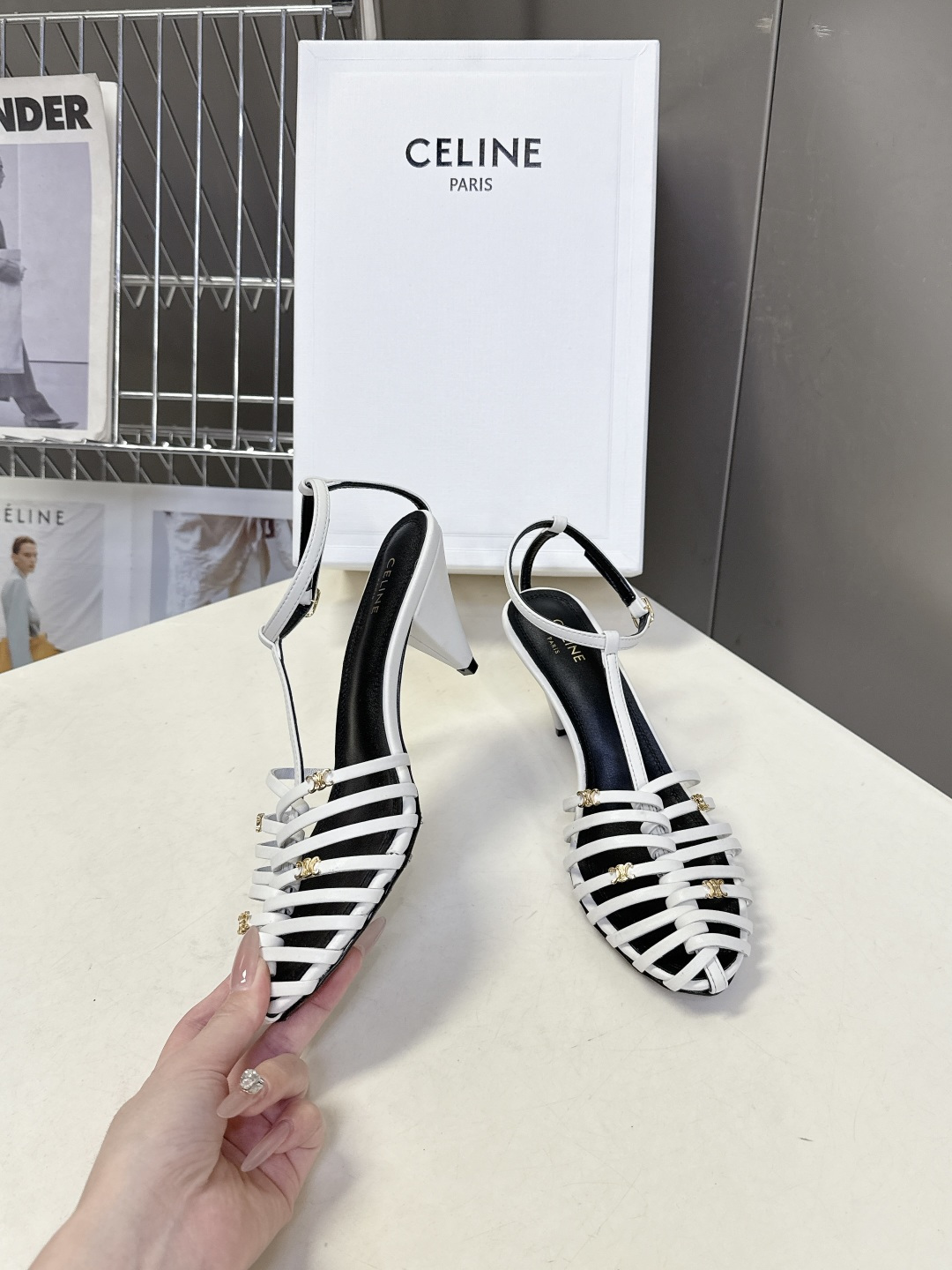 Celine春夏凯旋门时装鞋 柔美的露脚设计，脚踝绑带。上脚真的超级显瘦超级美 C家特定的精致凯旋门lo