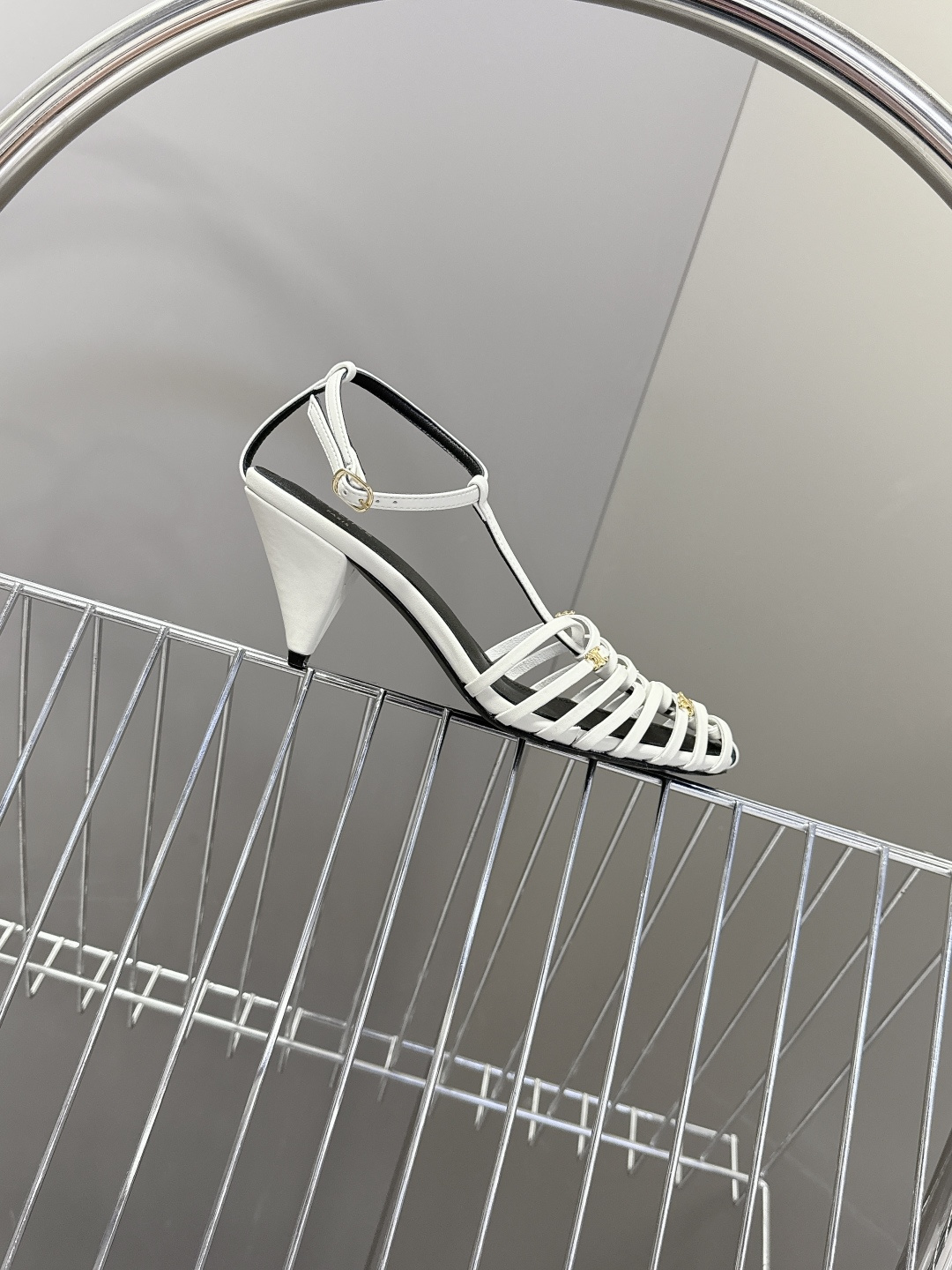 Celine春夏凯旋门时装鞋 柔美的露脚设计，脚踝绑带。上脚真的超级显瘦超级美 C家特定的精致凯旋门lo