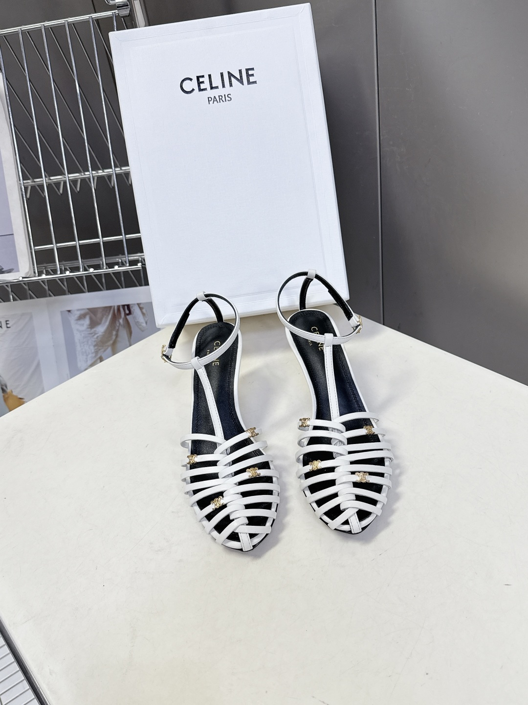 Celine春夏凯旋门时装鞋 柔美的露脚设计，脚踝绑带。上脚真的超级显瘦超级美 C家特定的精致凯旋门lo