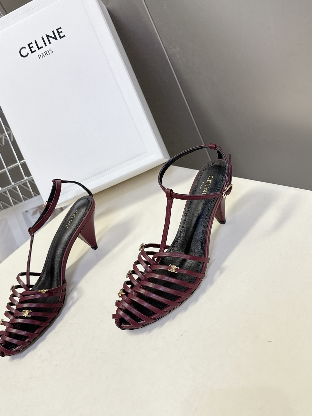 Celine春夏凯旋门时装鞋 柔美的露脚设计，脚踝绑带。上脚真的超级显瘦超级美 C家特定的精致凯旋门lo