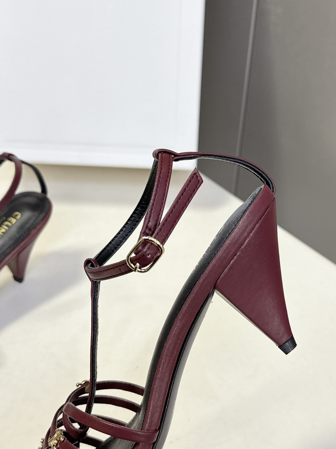 Celine春夏凯旋门时装鞋 柔美的露脚设计，脚踝绑带。上脚真的超级显瘦超级美 C家特定的精致凯旋门lo