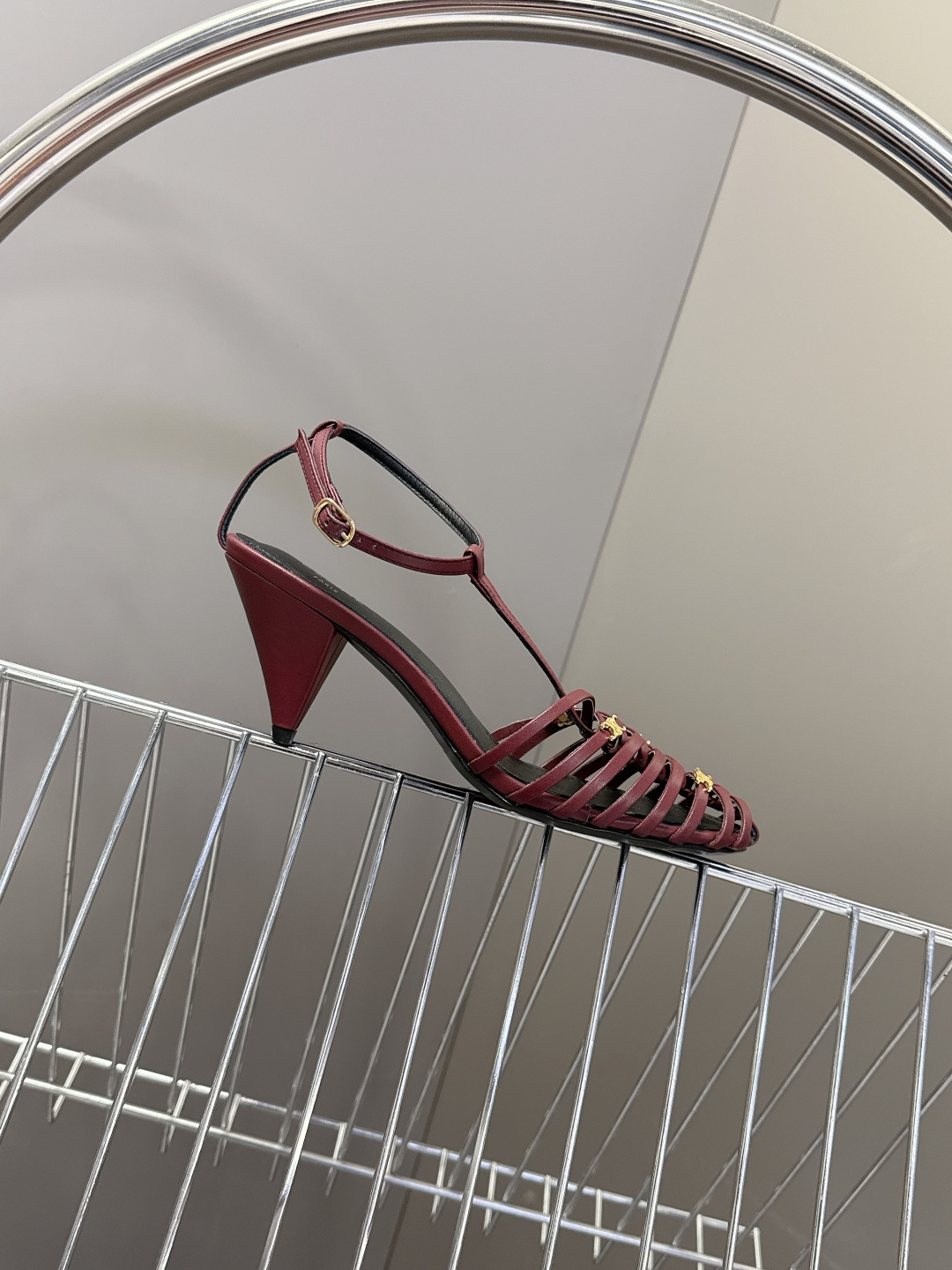 Celine春夏凯旋门时装鞋 柔美的露脚设计，脚踝绑带。上脚真的超级显瘦超级美 C家特定的精致凯旋门lo