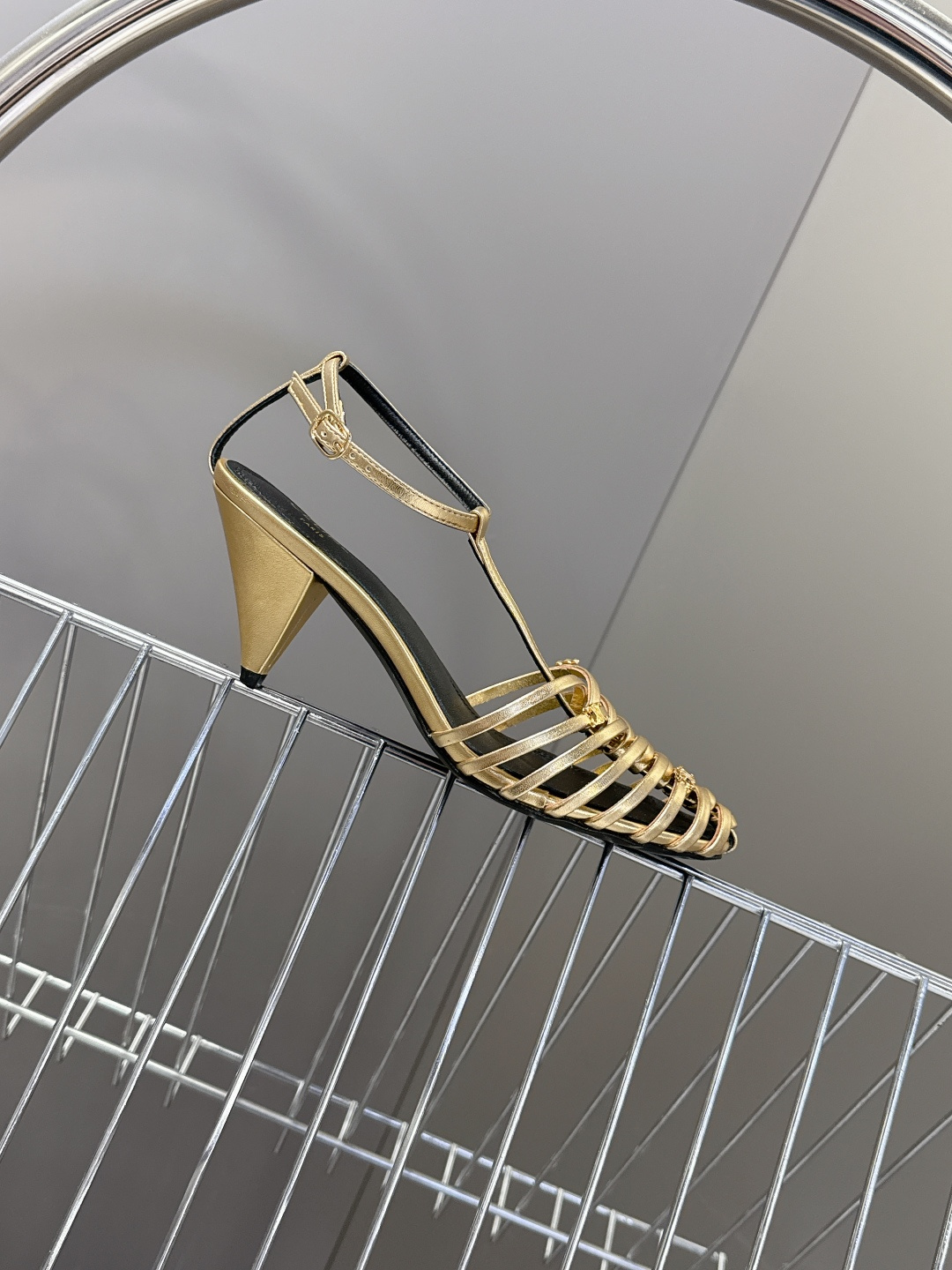 Celine春夏凯旋门时装鞋 柔美的露脚设计，脚踝绑带。上脚真的超级显瘦超级美 C家特定的精致凯旋门lo