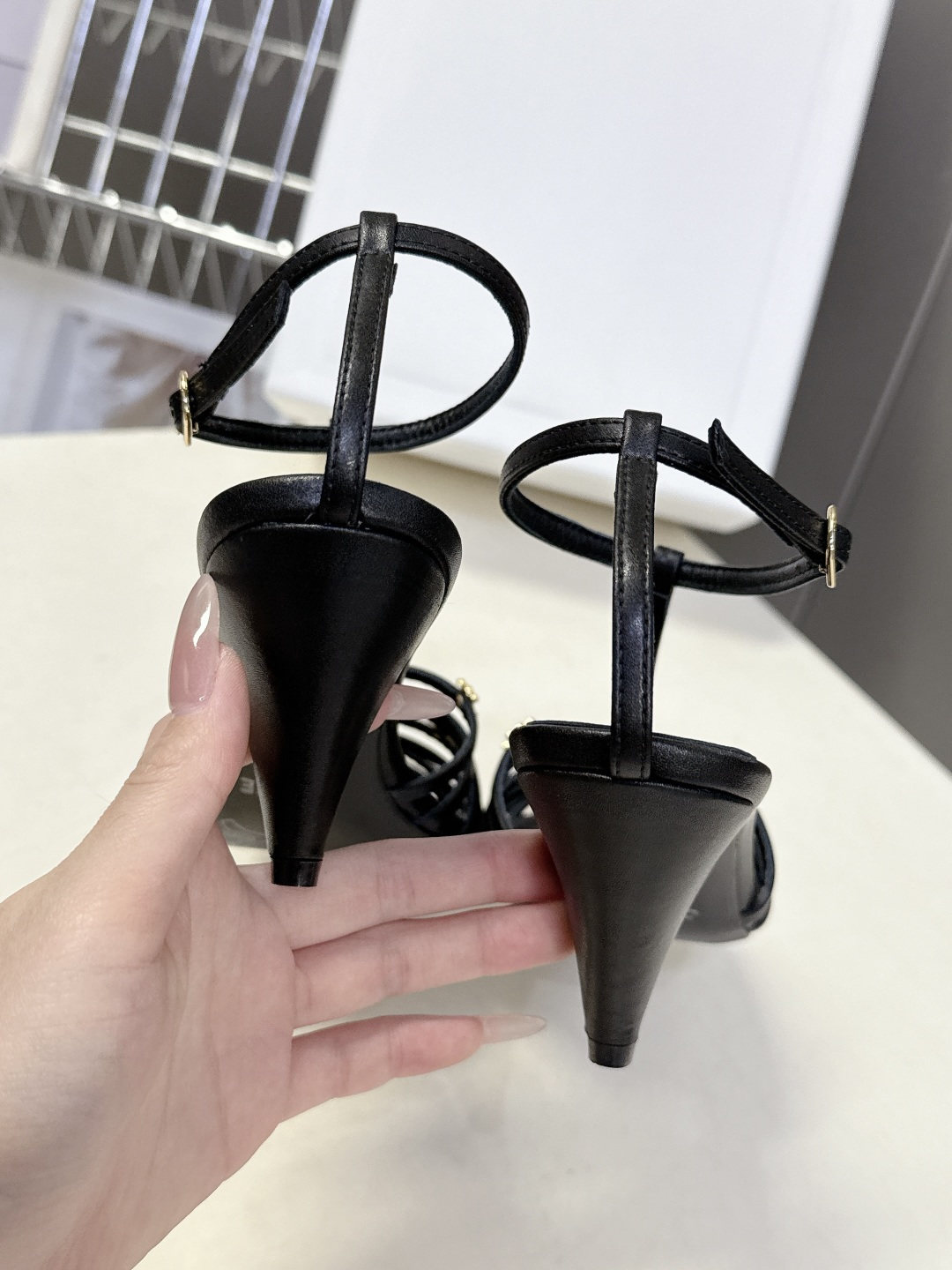 Celine春夏凯旋门时装鞋 柔美的露脚设计，脚踝绑带。上脚真的超级显瘦超级美 C家特定的精致凯旋门lo