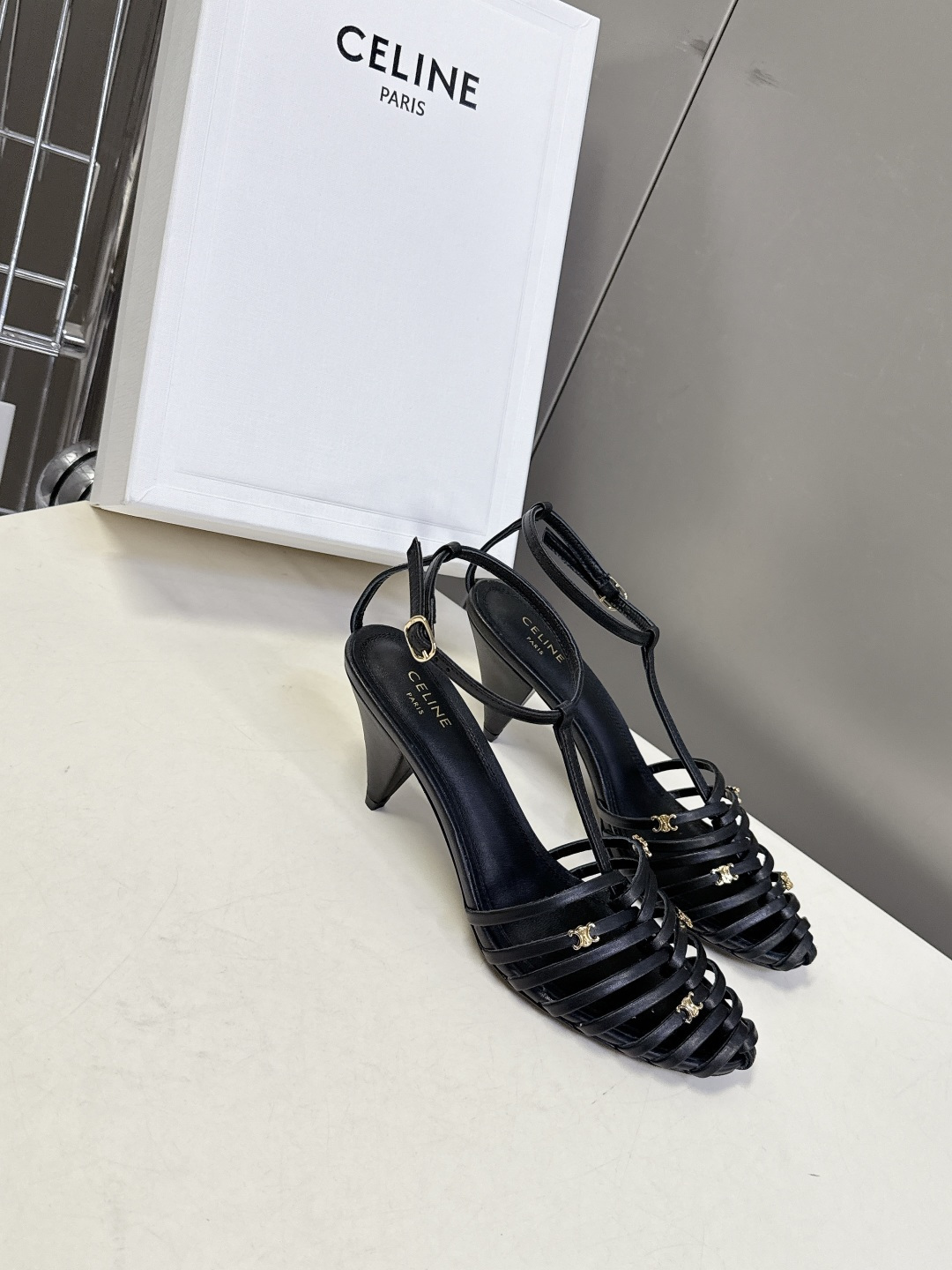 Celine春夏凯旋门时装鞋 柔美的露脚设计，脚踝绑带。上脚真的超级显瘦超级美 C家特定的精致凯旋门lo