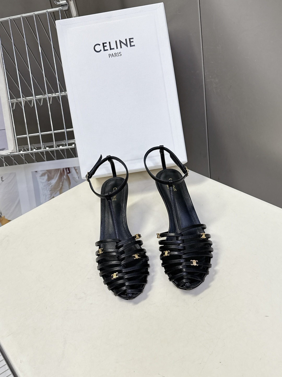 Celine春夏凯旋门时装鞋 柔美的露脚设计，脚踝绑带。上脚真的超级显瘦超级美 C家特定的精致凯旋门lo