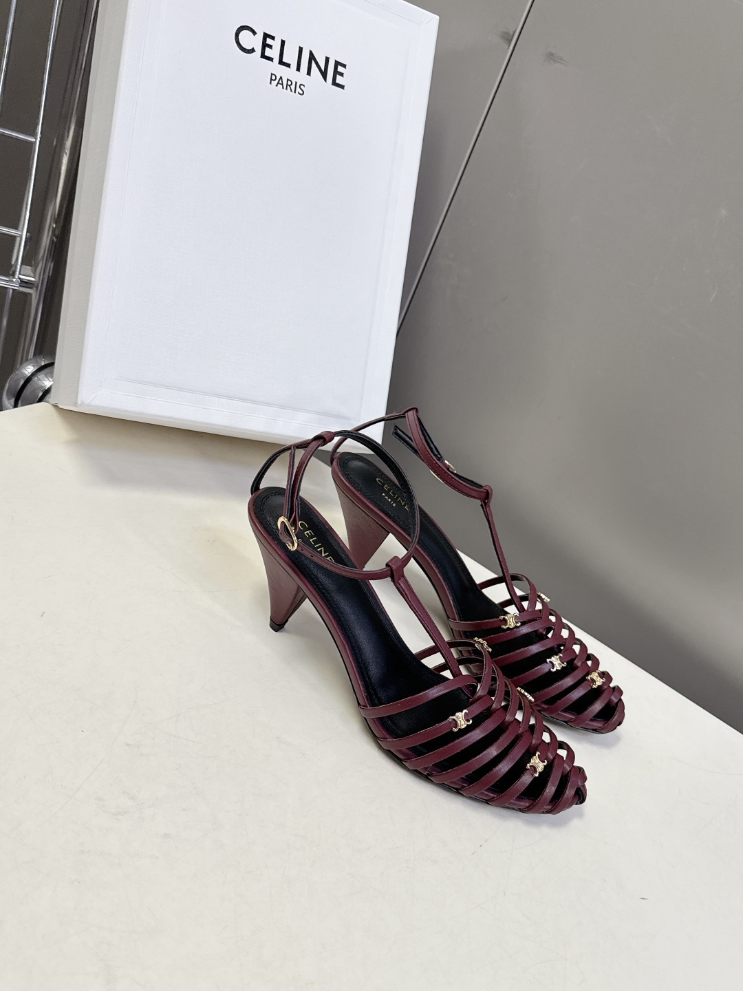 Celine春夏凯旋门时装鞋 柔美的露脚设计，脚踝绑带。上脚真的超级显瘦超级美 C家特定的精致凯旋门lo