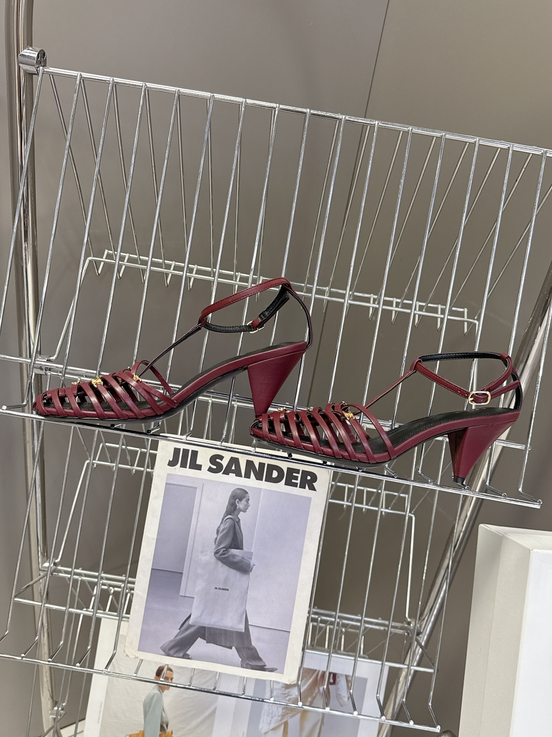 Celine春夏凯旋门时装鞋 柔美的露脚设计，脚踝绑带。上脚真的超级显瘦超级美 C家特定的精致凯旋门lo