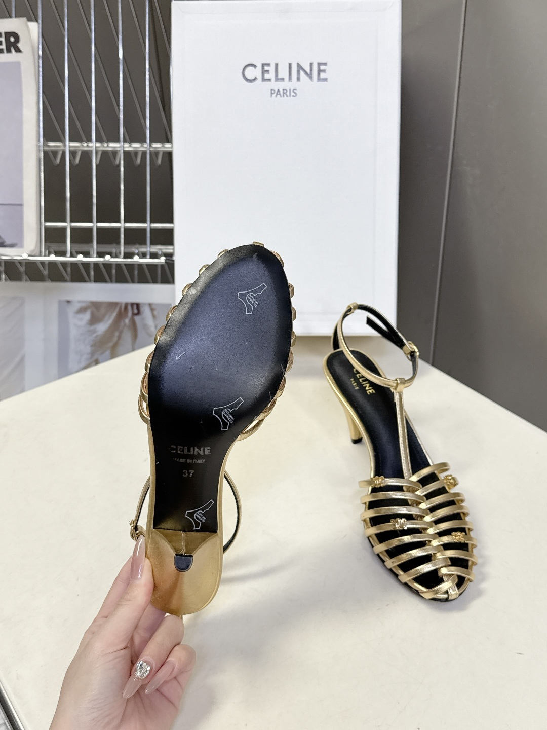 Celine春夏凯旋门时装鞋 柔美的露脚设计，脚踝绑带。上脚真的超级显瘦超级美 C家特定的精致凯旋门lo